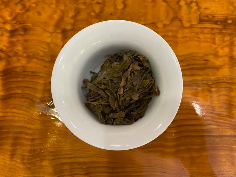 老徐鉴茶：凤庆古树大单株春茶味薄、涩重！凤庆茶适合做普洱生茶吗？