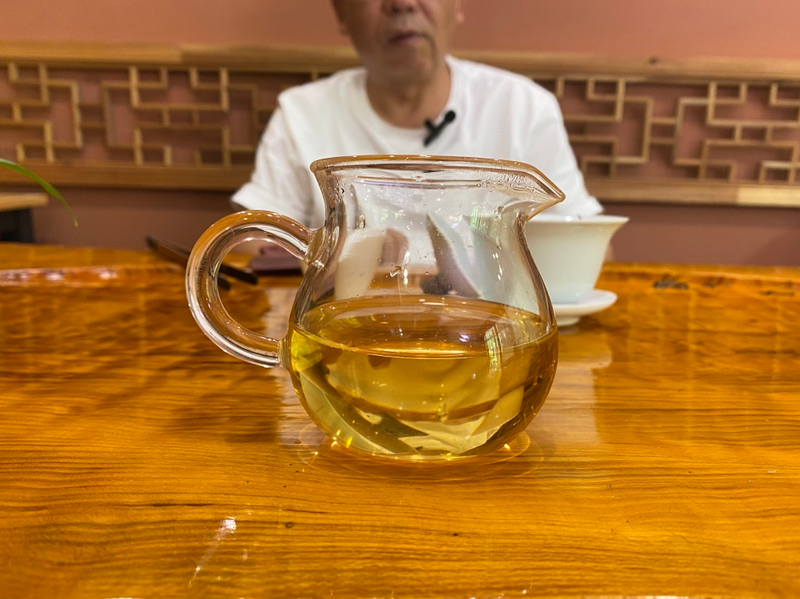 老徐鉴茶：凤庆古树大单株春茶味薄、涩重！凤庆茶适合做普洱生茶吗？