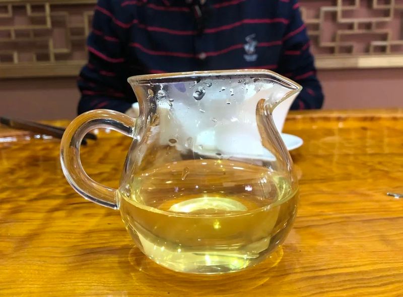 老徐鉴茶：2022古树单株香气不错，可惜茶味薄，叶底还碎！