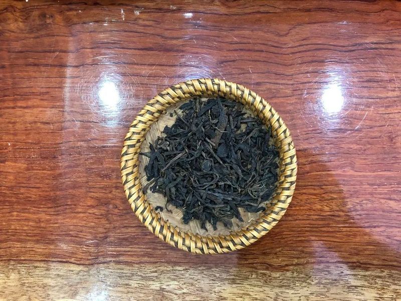 老徐鉴茶：1995年勐库老茶汤色红亮，汤薄水寡，滑润感不够，究竟为何？