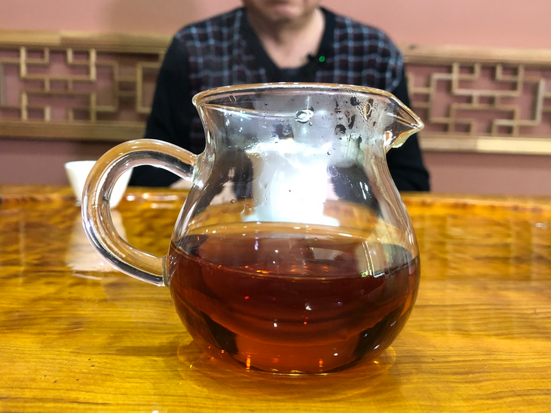 老徐鉴茶：1995年勐库老茶汤色红亮，汤薄水寡，滑润感不够，究竟为何？