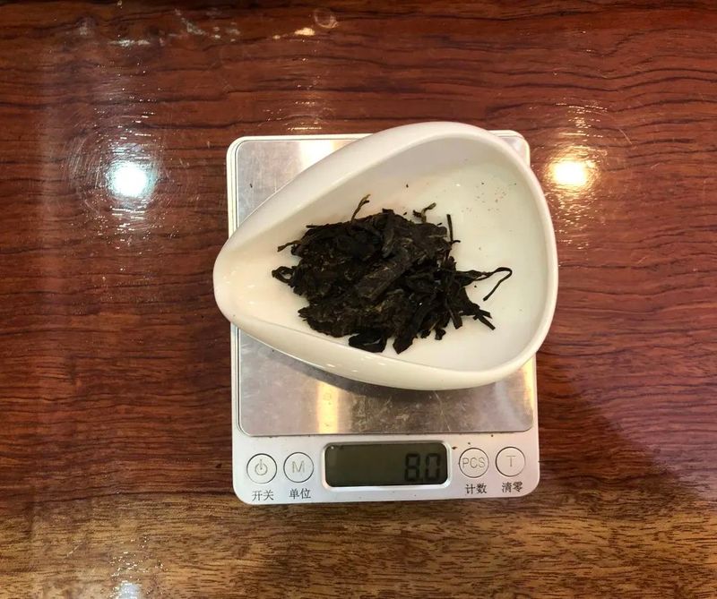 老徐鉴茶：2006年易武茶汤色漂亮，茶味饱满，但有豆香味！是何原因？​