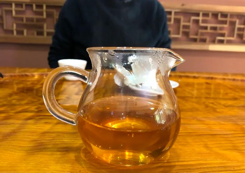 老徐鉴茶：2006年易武茶汤色漂亮，茶味饱满，但有豆香味！是何原因？​