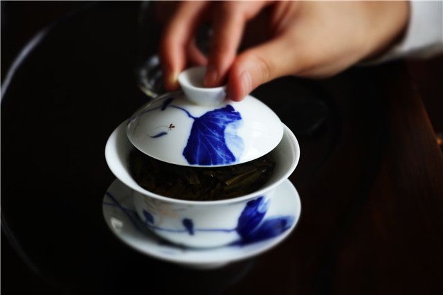 泡茶的纠结，开盖“走香”？盖上“闷茶”？
