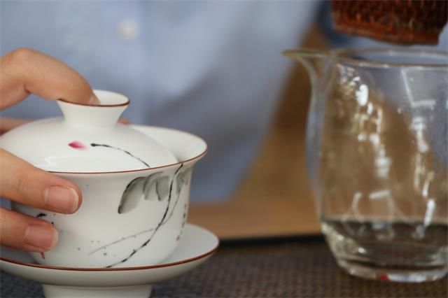 泡茶的纠结，开盖“走香”？盖上“闷茶”？