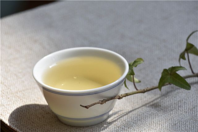 茶让我们懂得放下，才能活得快乐