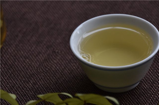 茶让我们懂得放下，才能活得快乐