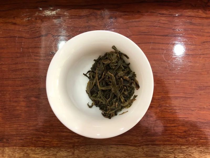 老徐鉴茶：这款2020年易武古曼撒春茶香气浓郁却带有豆香味？茶味还寡淡！