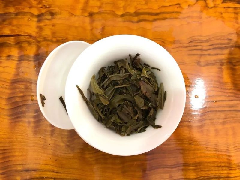 老徐鉴茶：这款2020年易武古曼撒春茶香气浓郁却带有豆香味？茶味还寡淡！