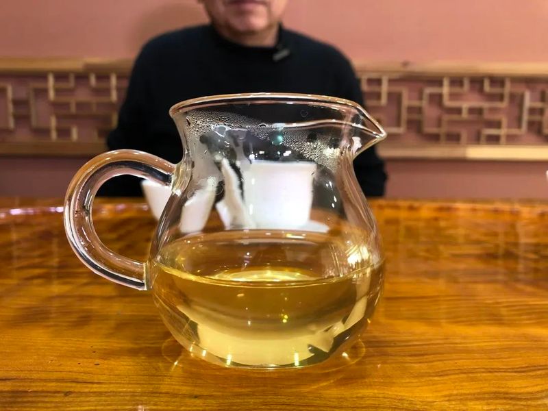 老徐鉴茶：这款2020年易武古曼撒春茶香气浓郁却带有豆香味？茶味还寡淡！
