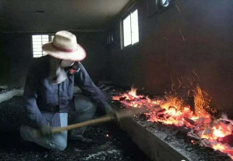 武夷岩茶精湛的传统炭焙工艺