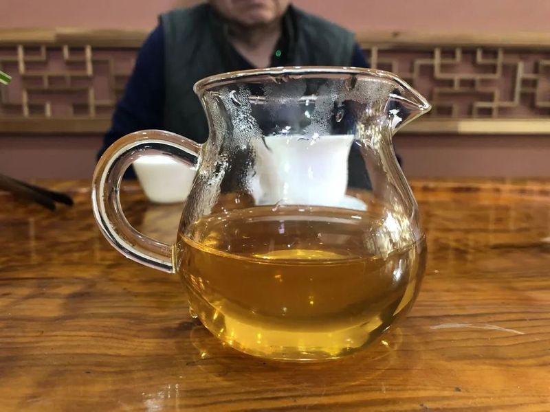 老徐鉴茶：这款2008年的易武茶香气不错，但茶味却偏淡，还偏涩！